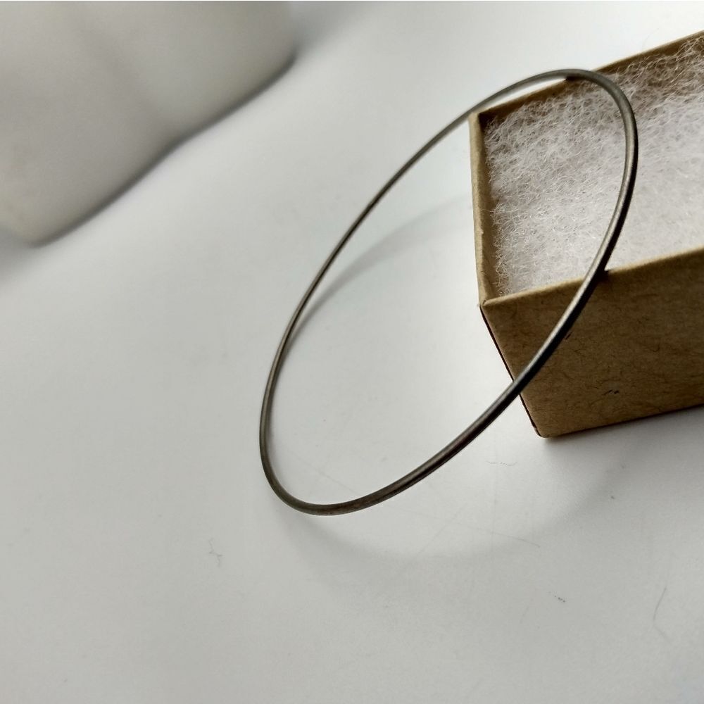 Thin slender bracelet bangle silver toned‎